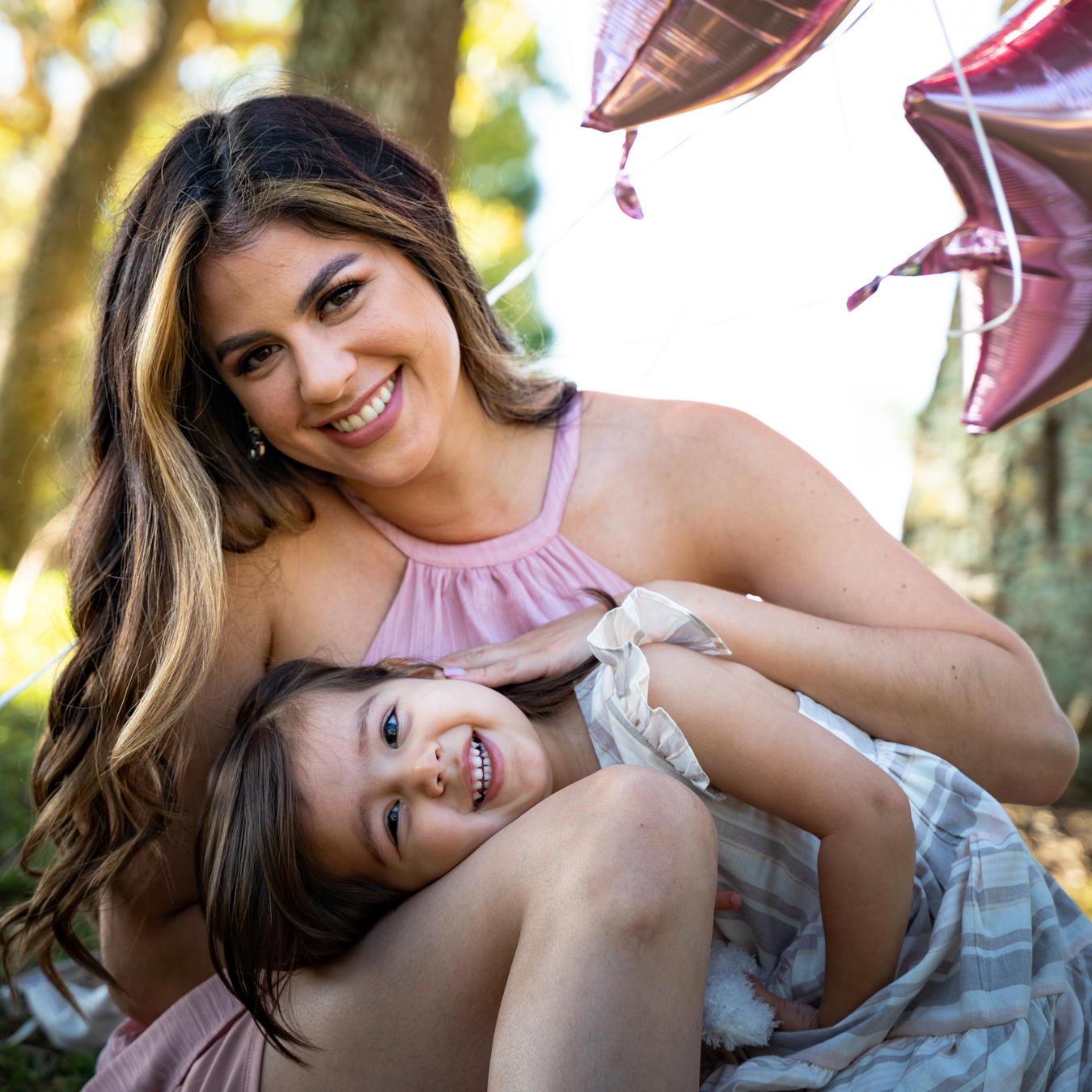 Who doesn’t love to be outside when the weather is warmer? Your children certainly do. Here are some reasons why an outdoor location is perfect for your next family photoshoot.